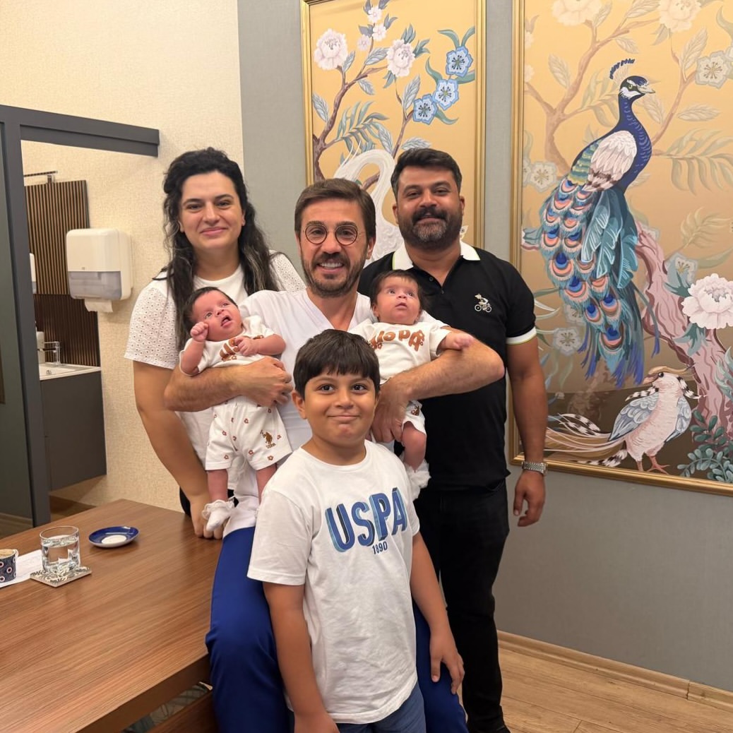 Doktor ve bebekli aile ile sıcak bir başarı anı